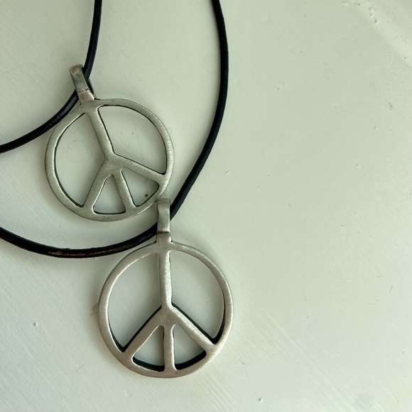 ☮️✌️☮️ peace sign earrings and necklace set ☮️✌️☮️ - Picture 5 of 6